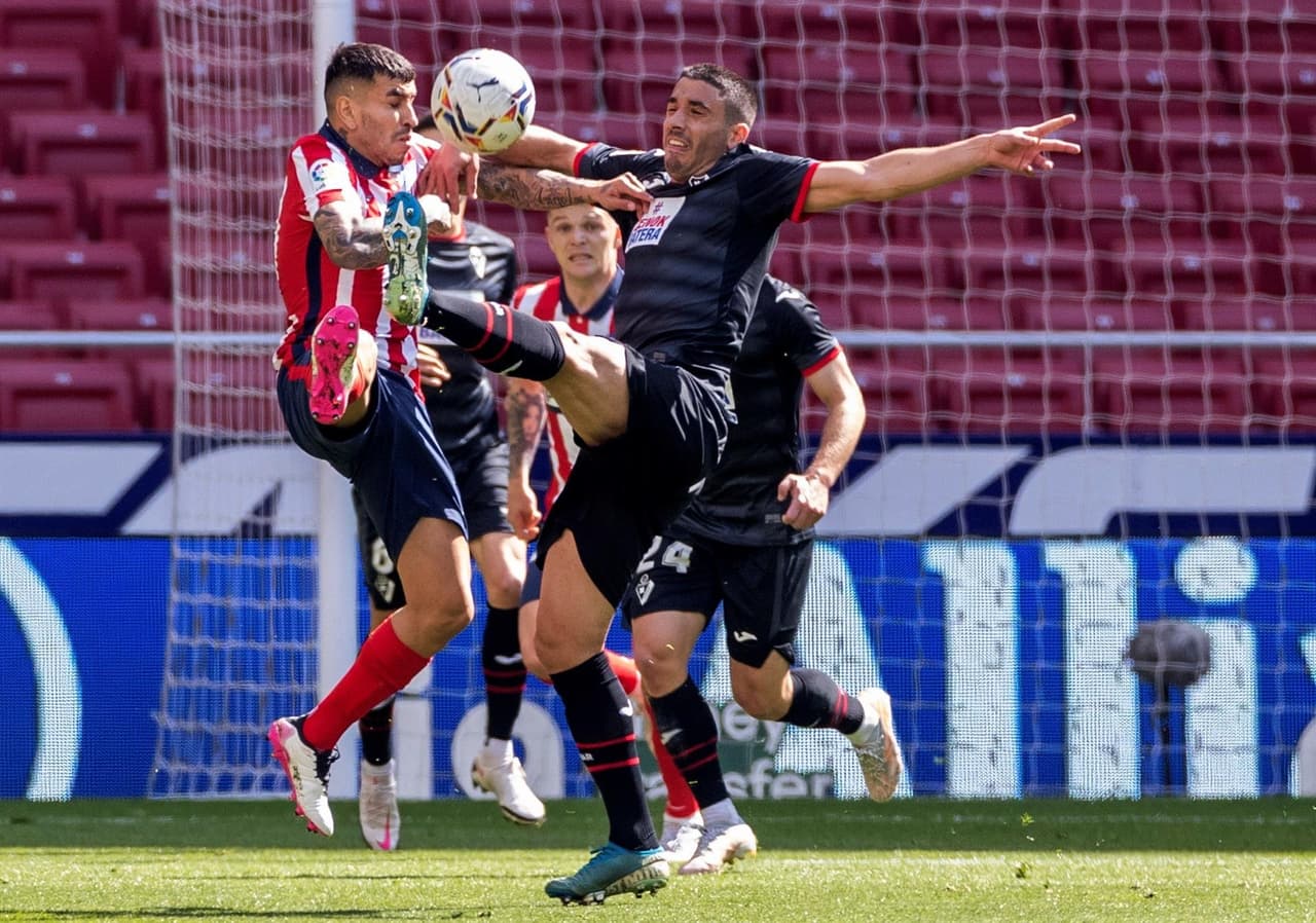 Atlético de Madrid golea al Eibar 5-0 durante la Jornada 33 de LaLiga. Ángel Correa abrió marcador con doblete durante la primera mitad, seguido de Yannick Carrasco al minuto 49. Marcos Llorente no se quedó atrás y sumó dos goles más al marcador para llevarse el triunfo sobre los visitantes.
