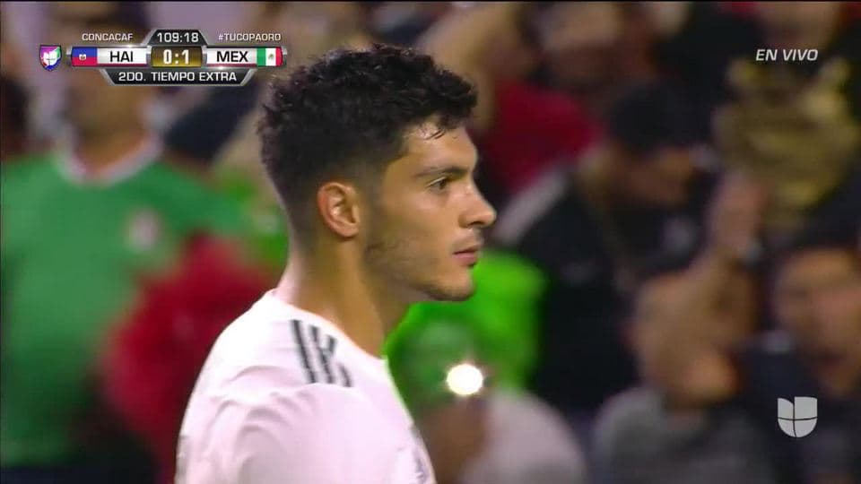 Tiro desviado de Raúl Jiménez