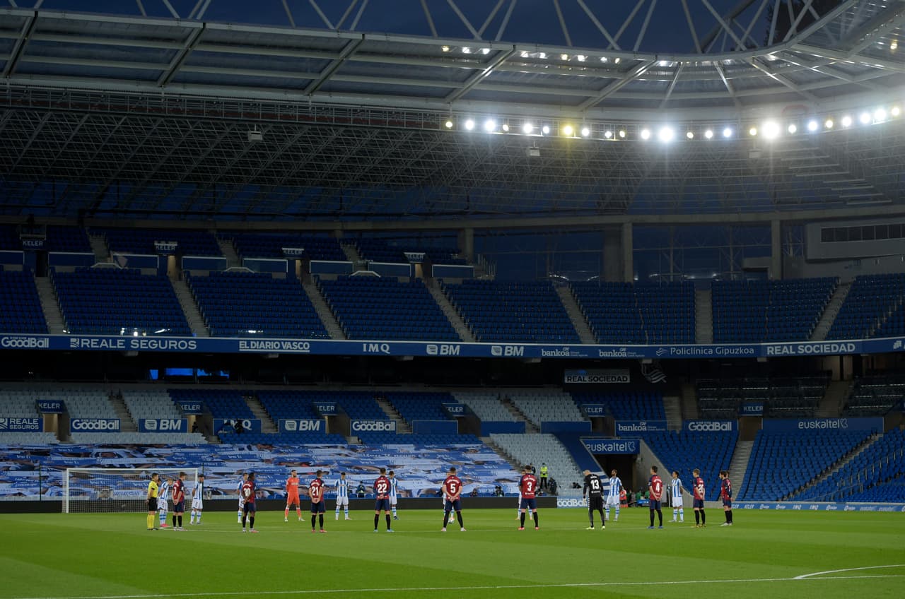 Previo al encuentro se conmemoró un minuto de silencio por las víctimas del COVID-19.