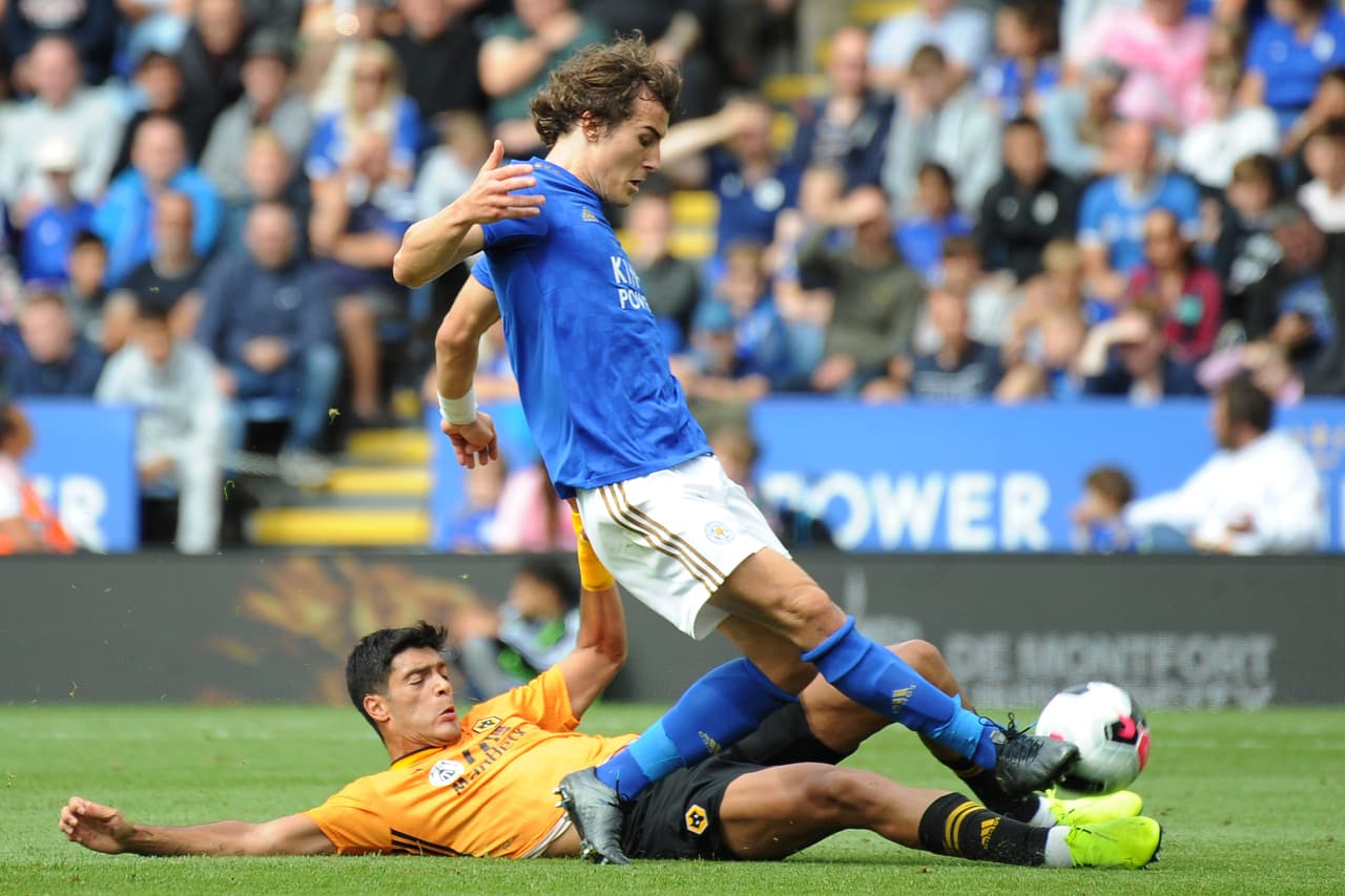 Barrida de Raúl Jiménez en busca de recuperar el balón.