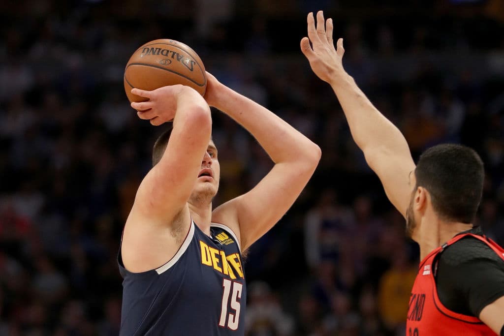 Mientras Nikola Jokic y cuatro de los titulares de los Denver Nuggets pusieron doble dígito ofensivo en este partido, la banca apenas fue capaz de producir 17 unidades y eso pesó mucho.