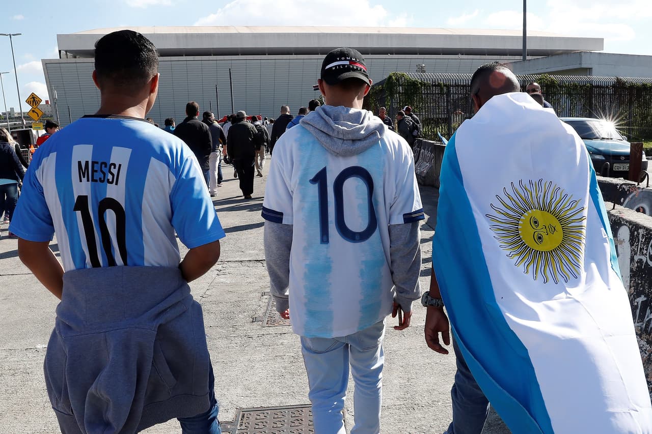 El Arena Corinthians vibró este sábado en la previa del juego entre Argentina y Chile por el tercer lugar de la Copa América. Las dos Finales pasadas en las que La Roja venció aún están en el recuerdo de la Albiceleste, pero más allá de eso se vivió con mucha alegría en las tribunas.