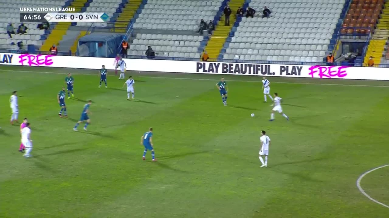 ¡TIRO ATAJADO! disparo por Anastasios Bakasetas.