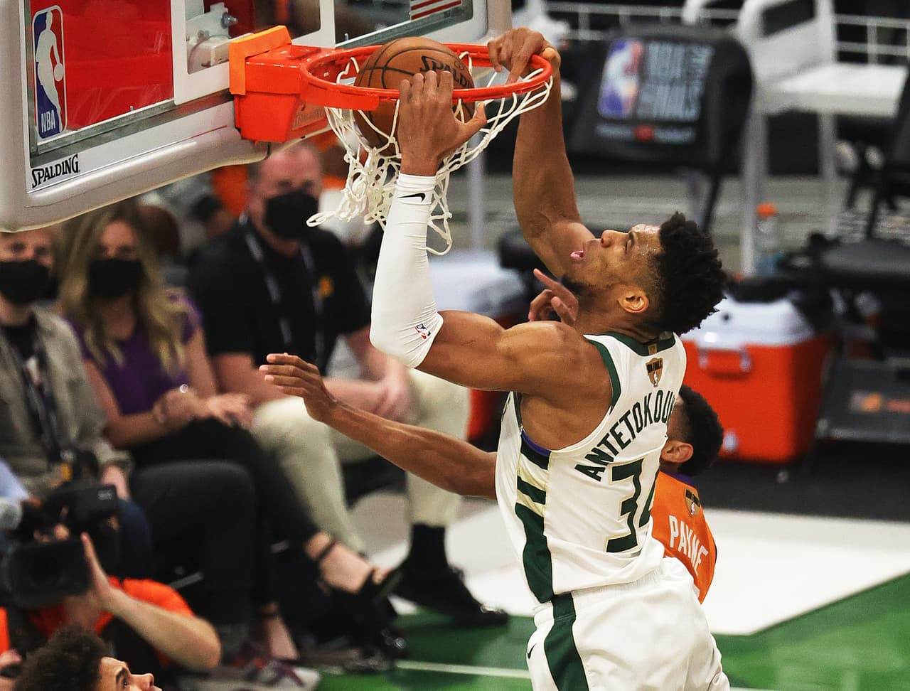 'The Greek Freak' entró en calor y a pesar de la sólida marca pudo colarse al tablero para evitar que los Suns se despegaran en el marcador.