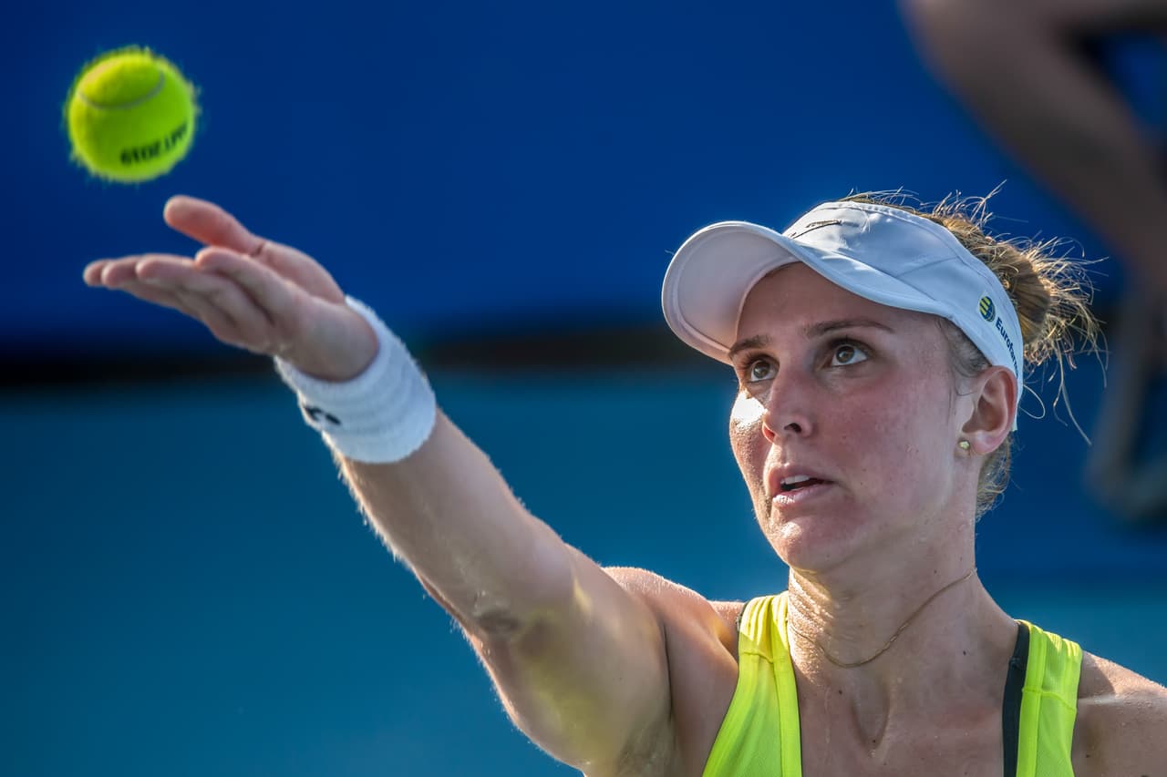 A primera hora, en el primer juego programado de la jornada, la brasileña Beatriz Haddad, quien de manera sorpresiva había estado avanzando en el torneo, se midió a la china Yafan Wang.