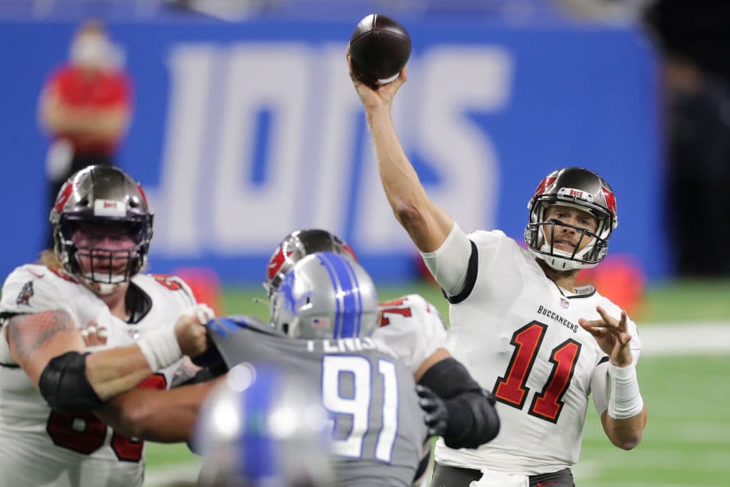 Tom Brady fue fundamental para el abultado marcador consiguiendo cuatro de seis touchdowns. Detroit sólo anotó en un periodo. ¿Será que el gran Brady está de regreso? Los Tampa Bay Buccaneers no clasificaban a playoffs desde 2007.