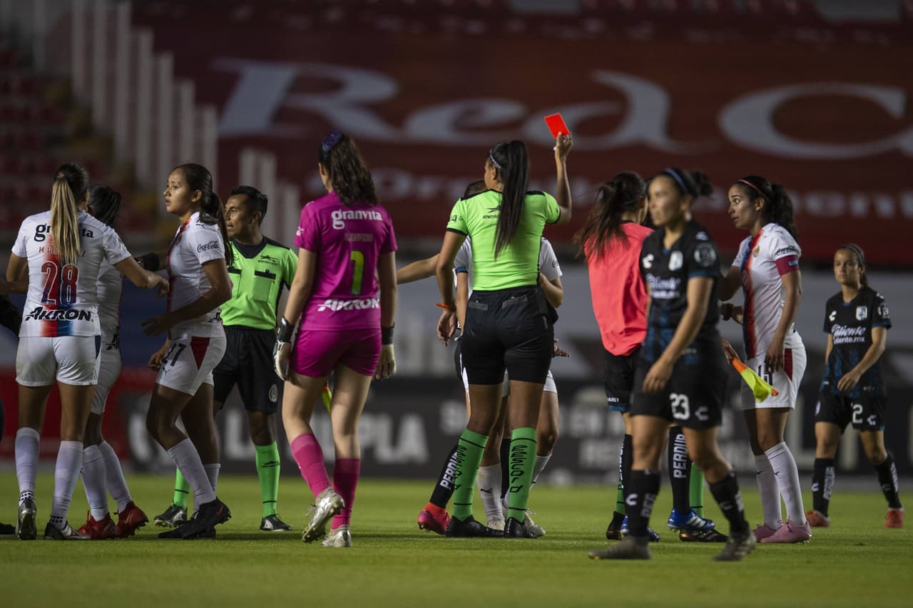 Dictan sanción a jugadora que dio patada a su rival en el suelo