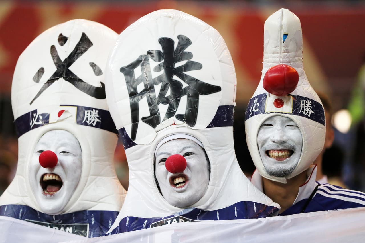 Con diversos motivos los japoneses se alistan para apoyar a su selección en el trascendental partido.