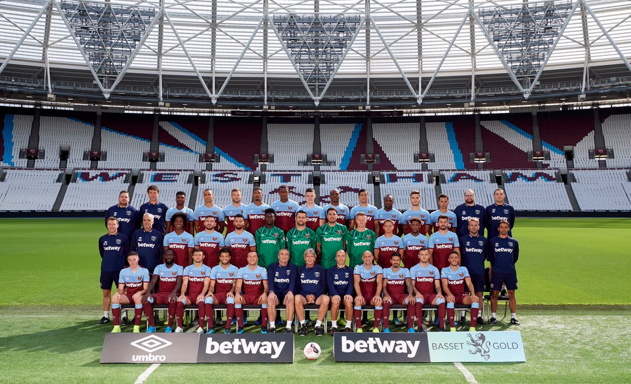 Chicharito se toma la fotografía oficial con el West Ham