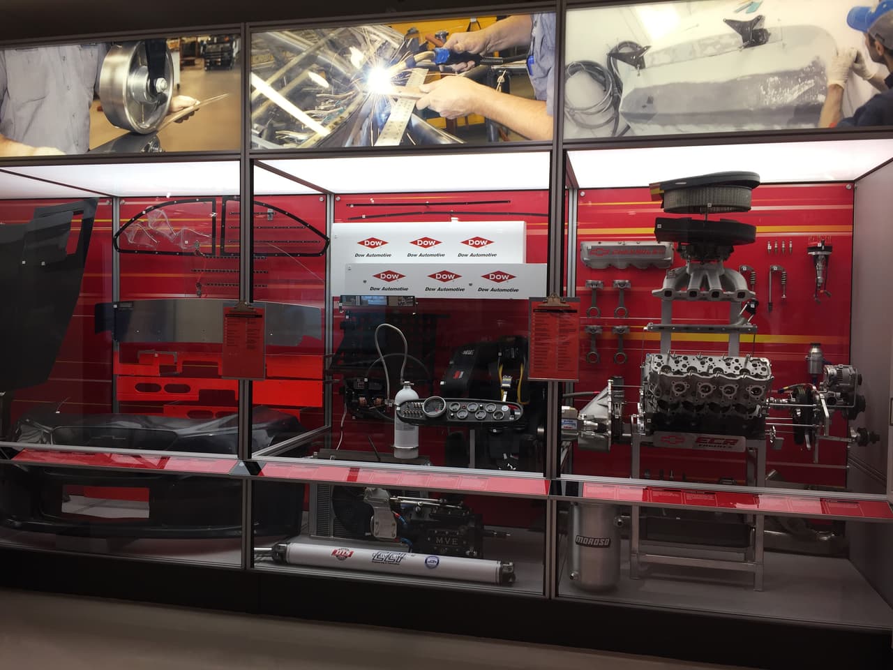 Una de las cosas que se pueden ver es cómo han evolucionado los motores a lo largo de la historia, desde aqu llos pesados de ocho cilindros hasta los modernos de inyección electrónica de combustible.