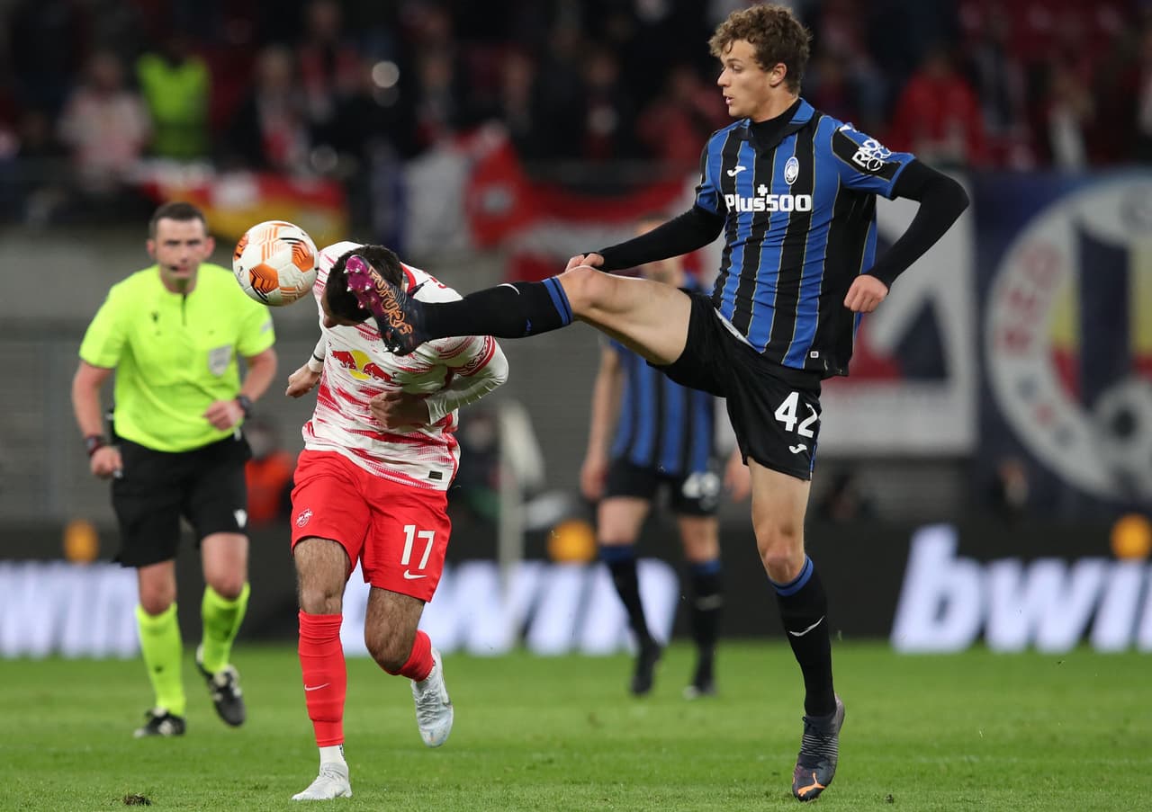 Existieron jugadas que estuvieron al límite de una cartulina roja. El juego finalizó con un 1-1.