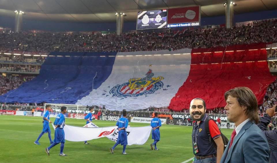 El equipo solo quería que su gente le ayudara a quitar a un intruso en un cuadro espectacular entre Matías Almeyda y la bandera gigante de su afición.