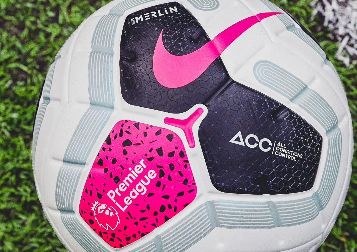 Con un diseño revolucionario, para lo que venía siendo, la Premier League anunció su nueva pelota para la próxima temporada la cual vuelve a tener le blanco como protagonista, pero esta vez los detalles son rosa, negro y gris.