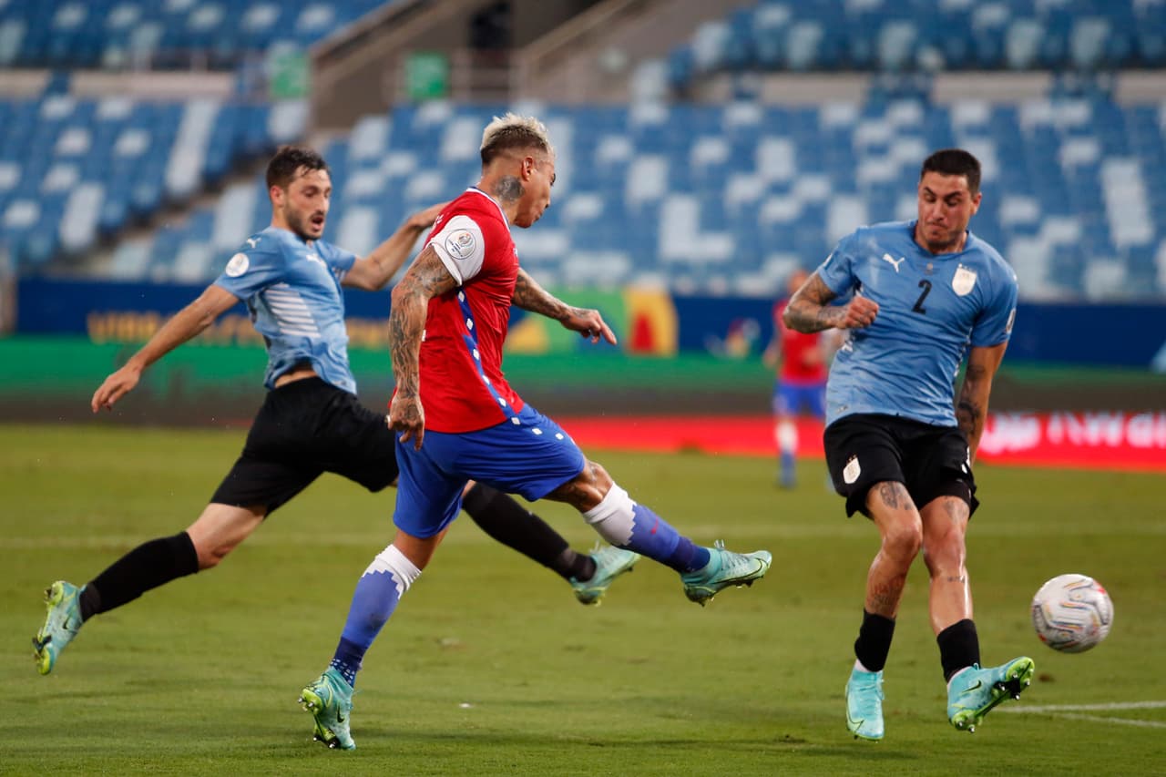 Aunque con muy poco ángulo, Vargas sacó un 'balazo' imposible para Muslera.