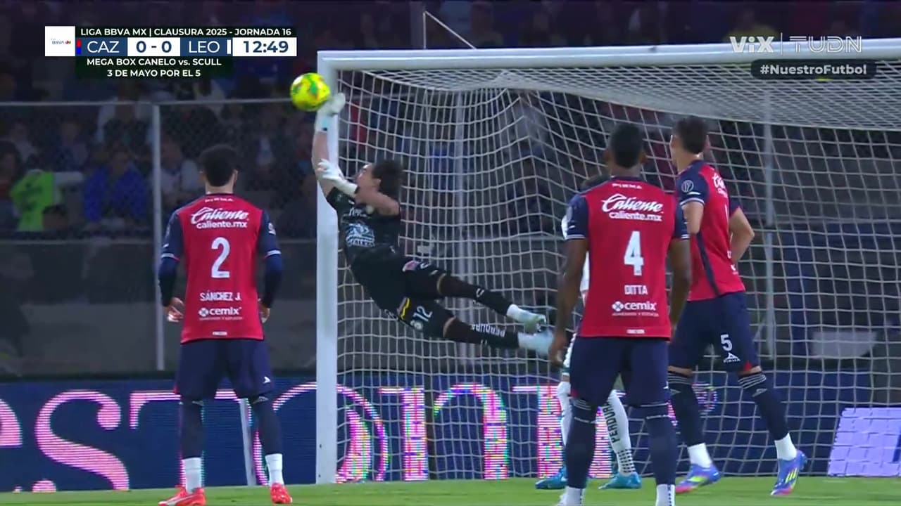 ¡Atajada descomunal de Jiménez! El arquero ya es clave para mantener el empate