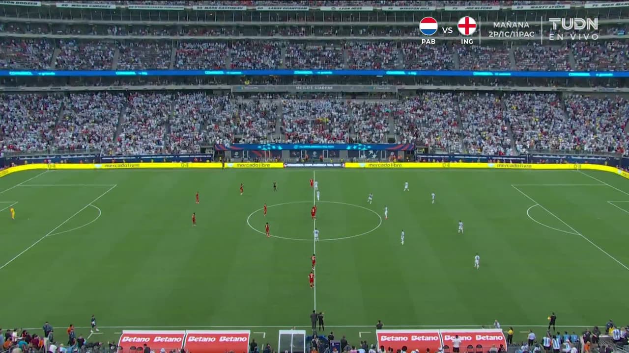 Arranca el partido y la pelota está en juego.