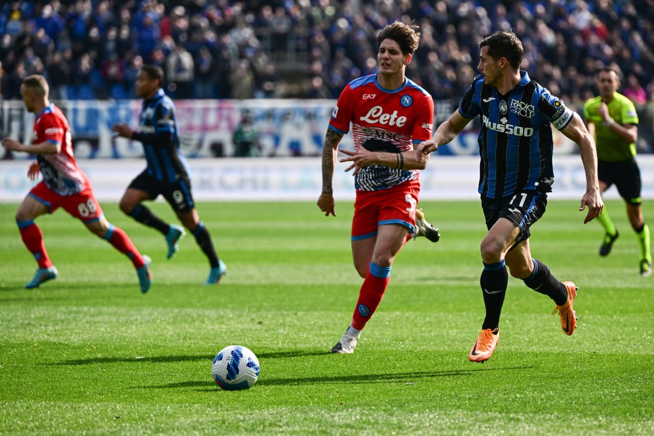 Napoli venció al Atalanta con goles de Lorenzo Insigne, Matteo Politano, Eljif Elmas, quien anotó tras recibir el balón de Hirving Lozano.