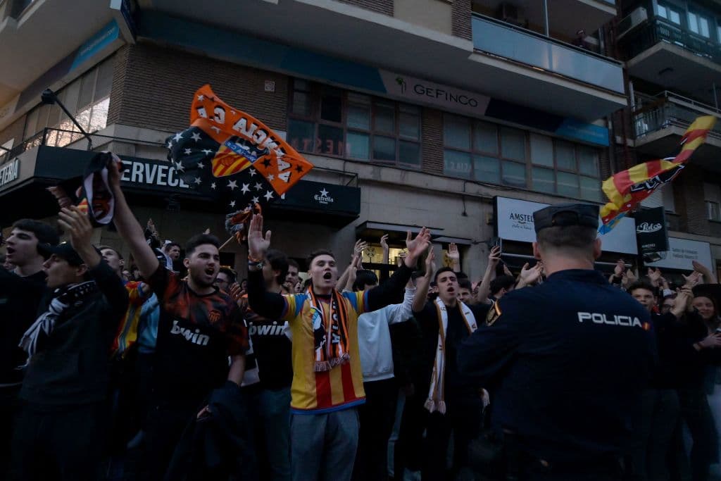 La policía trata de mantenerlos en orden y los aficionados sólo quieren apoyar a su equipo.