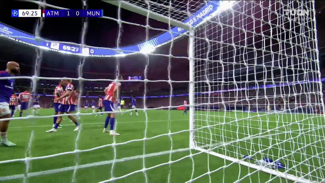 ¡CERCA! Bruno Fernandes disparó que se estrella en el poste.