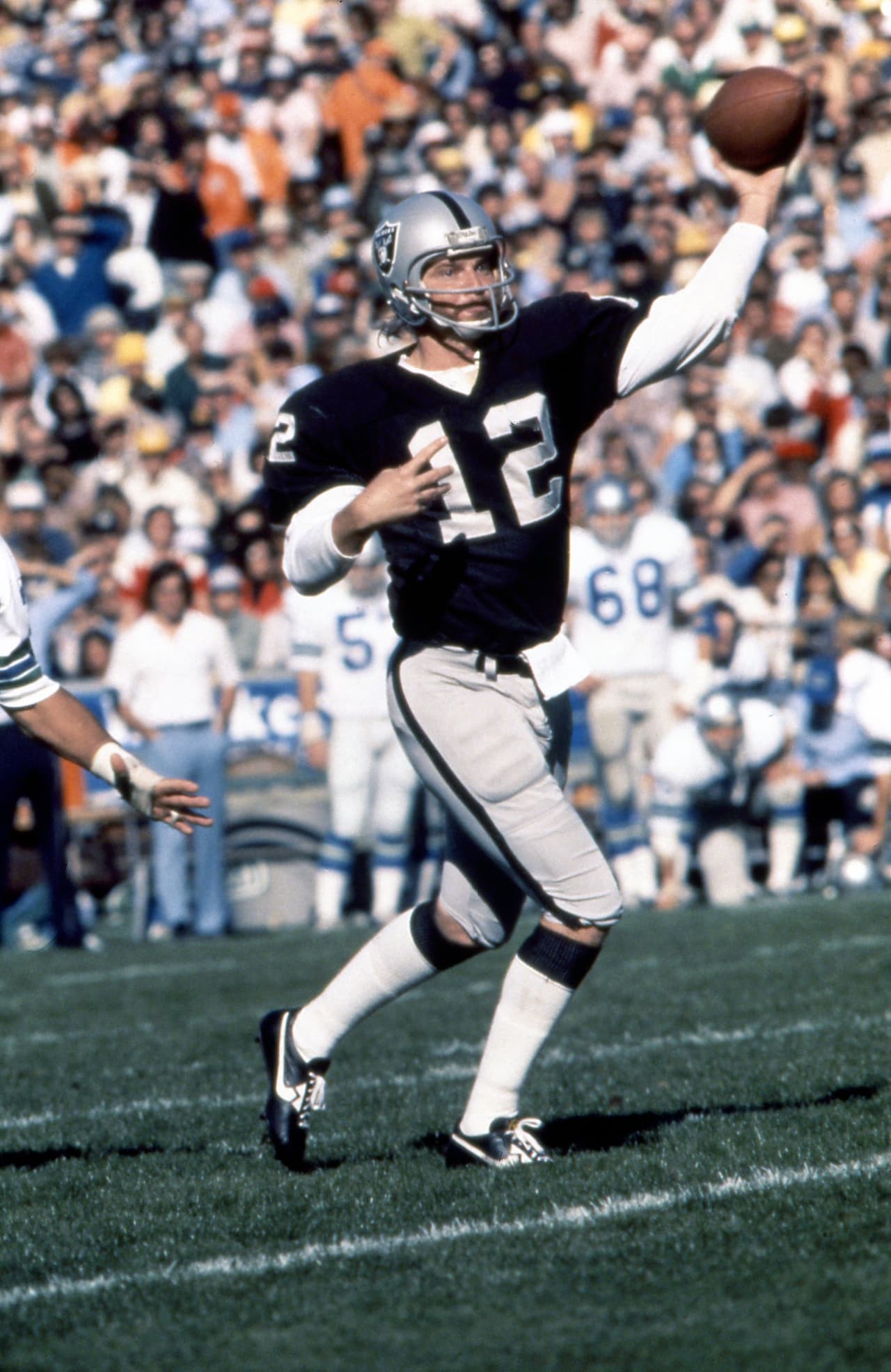 KEN STABLER - Quarterback (Oakland Raiders 1970-1979, Houston Oilers 1980-1981, New Orleans Saints 1982-1984) Es semifinalista por decisión del Comité de veteranos.