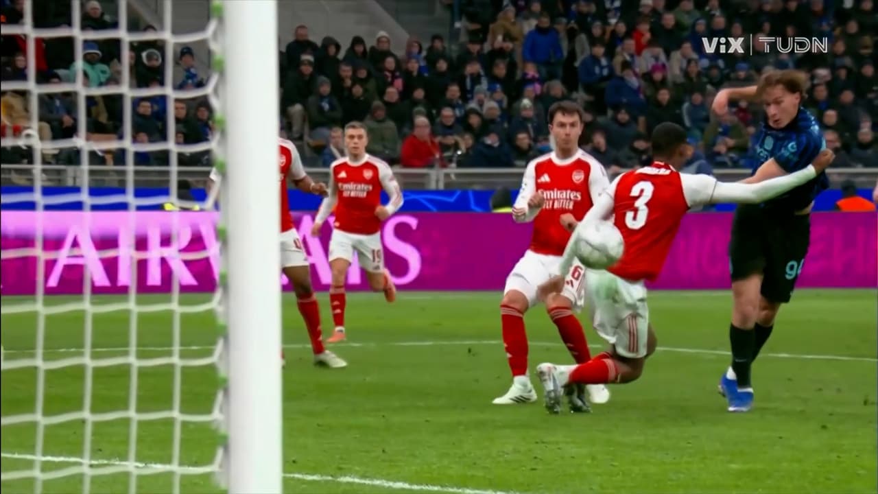 ¡Se salva el Arsenal! Esposito remata dentro del área y el balón se va por un costado