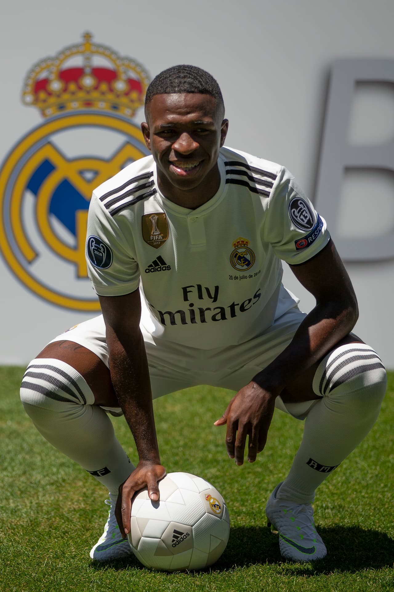 "Ahora tengo el honor de llegar a la cima del mundo del fútbol que es el Real Madrid con solamente dieciocho años", comentó.