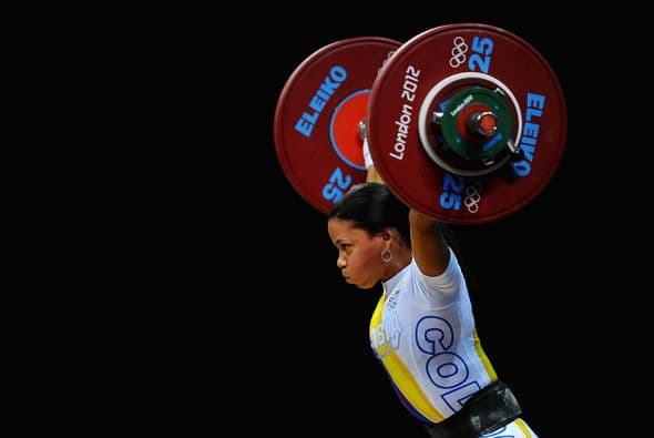 Rusmeris Villar, de Colombia, se agenció la presea áurea en envión, tras levantar 109 kilogramos, para dejar con la plata a la venezolana Génesis Rodríguez, quien impulsó la barra con 108 kilos. La salvadoreña Estebana Luiz se quedó con el bronce, al levantar 93 kilos (Foto: Twitter).