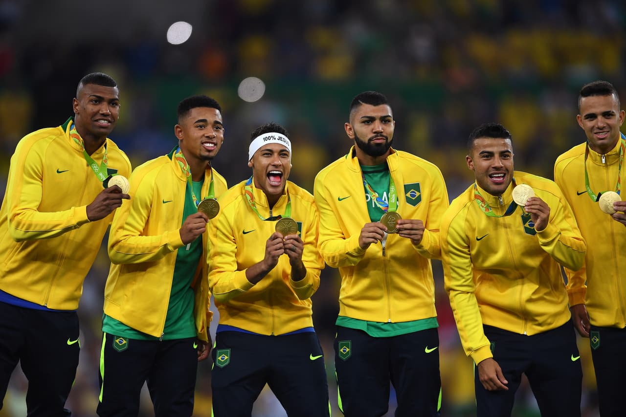 La Selección de Fútbol de Brasil ganó por primera vez en su historia la medalla olímpica de oro, tan esquiva siempre. Esta categoría del mejor equipo lo completa la escudería Mercedes, campeones de Fórmula 1.