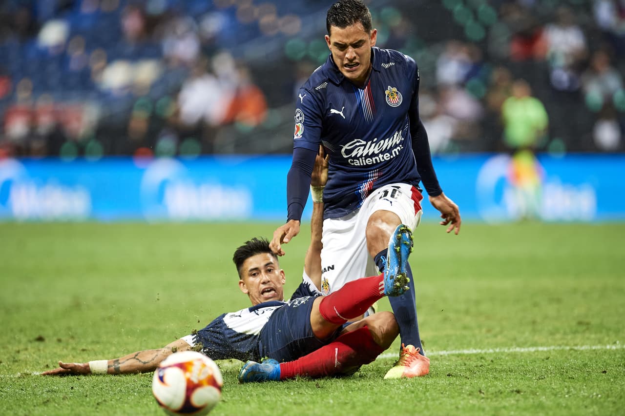Isaac Brizuela y Alexis Vega se encargan de mantener viva la ilusión de Chivas de quedar dentro de la fiesta grande del futbol mexicano luego de vencer 1-2 a Monterrey.