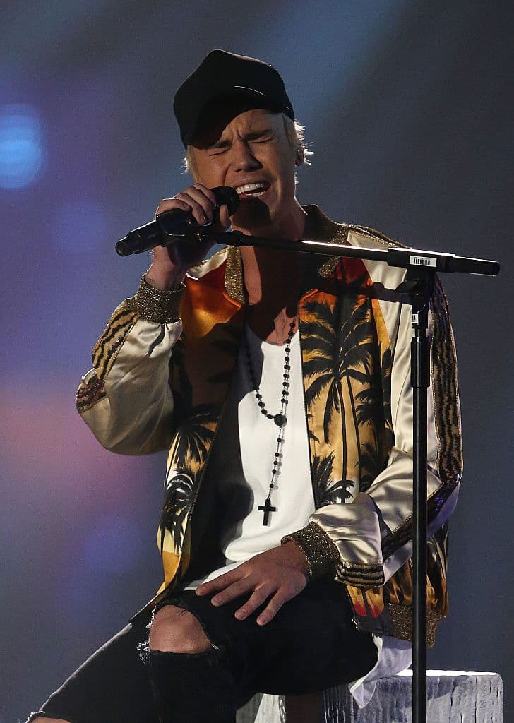 "Mi objetivo es hacer que proporcione consuelo, hacer canciones con las que la gente pueda relacionarse y conectar para que se sientan menos solos. El sufrimiento, la injusticia y el dolor pueden hacer que la gente se sienta impotente. La música es una gran manera de recordarnos que no estamos solo".
<br>