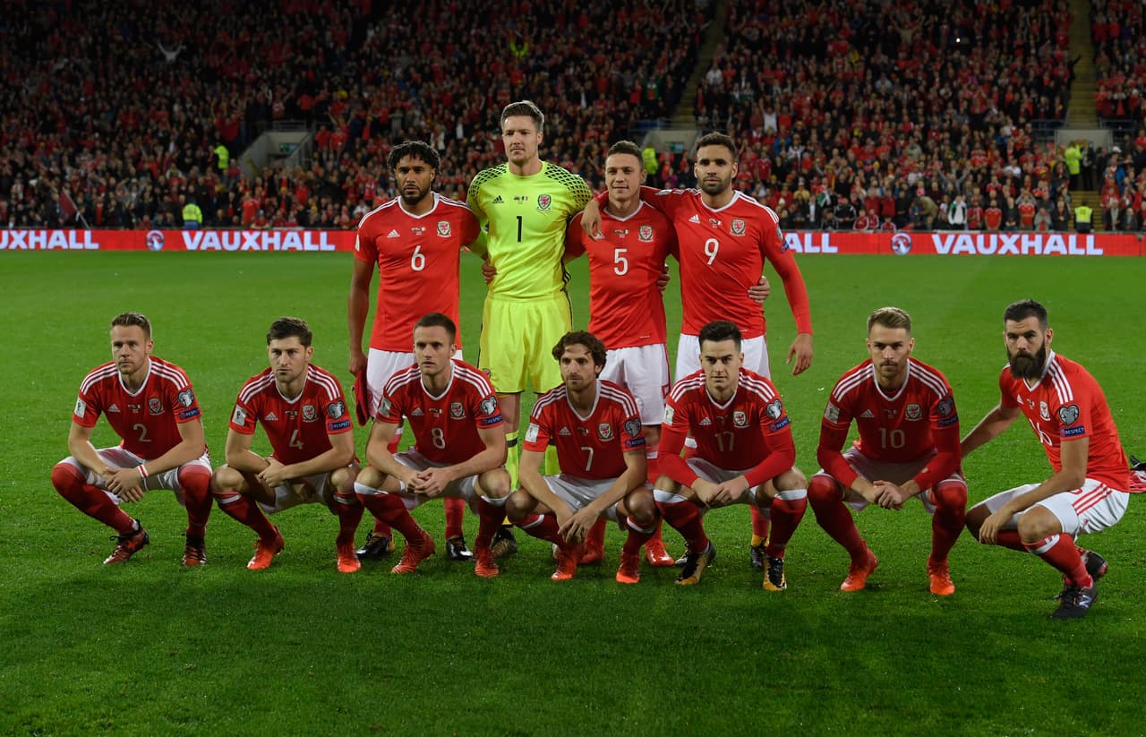 Con este once salía el equipo local en busca de la clasificación: Hennessey, Gunter, Davies, Williams, Chester, Allen, Ledley, Ramsey, King, Lawrence, Robson-Kanu.