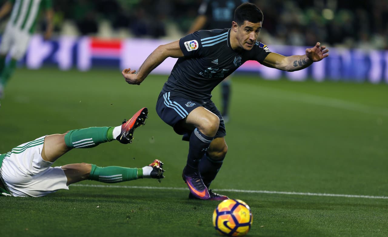 El lateral Yuri (Real Sociedad) llevó peligro por la banda izquierda. Acá el defensor eludiando a un defensor del Betis.