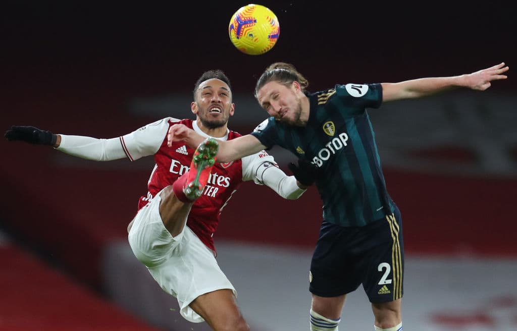 Arsenal golea 4-2 a Leeds United, durante la Jornada 24 de la Premier League. Pierre-Emerrick Aubameyang llevó a la victoria con Hat-trick, cerrando con un gol de Héctor Bellerín para los 'Gunners'. Pascal Struijk y Helder Costa descontaron los goles para los 'Peacocks' en la segunda mitad del encuentro.