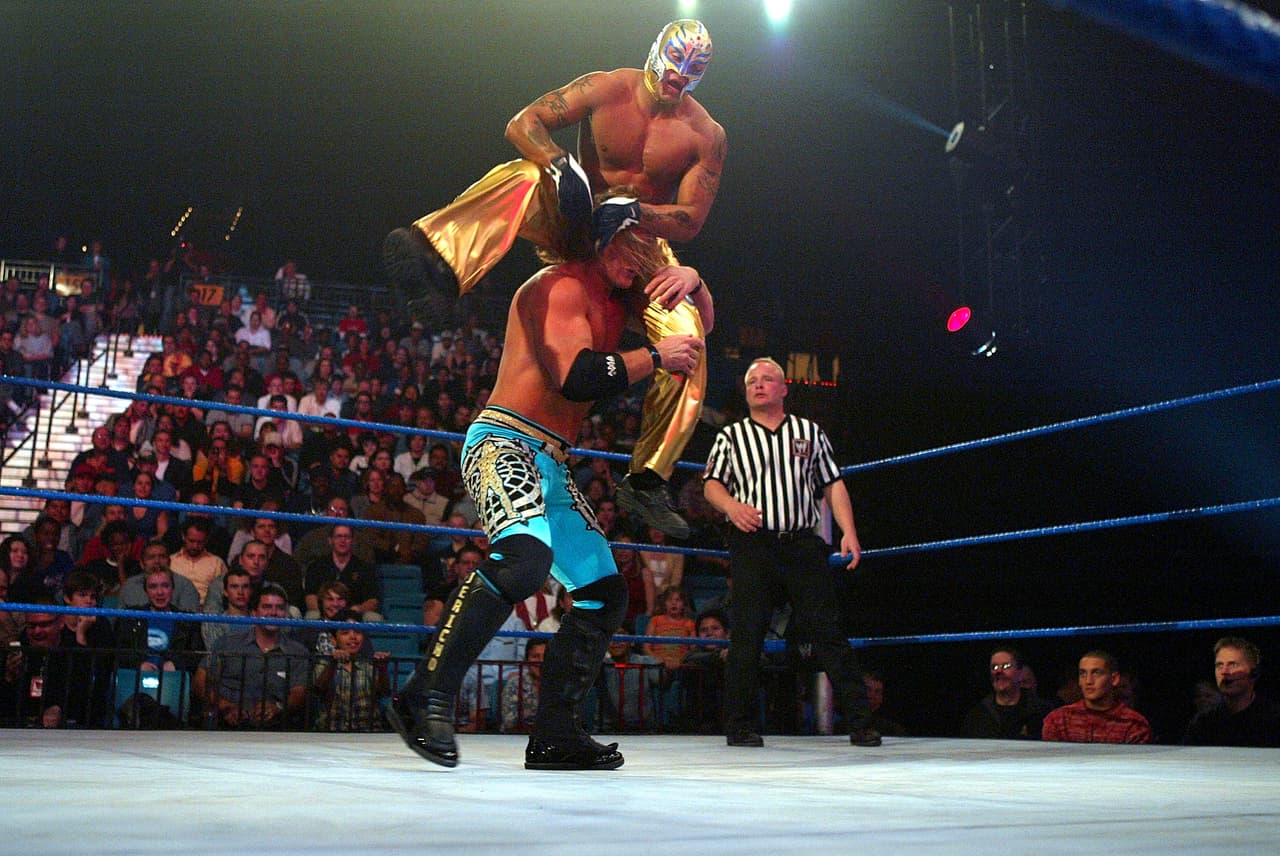 Nacido en San Diego, Rey Mysterio es un ejemplo de la ejecución de la lucha libre mexicana y eso lo hizo un referente en la industria de WWE, tras su paso por WCW.