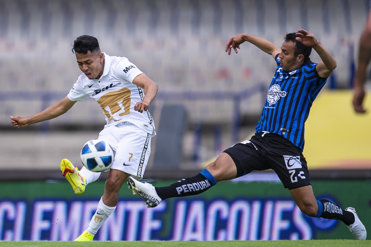 Pumas y Querétaro terminan el encuentro sin goles durante la cuarta Jornada del torneo Apertura Grita México 2021. La escuadra universitaria se quedó con 10 hombres al minuto 89' tras la expulsión de Fabio Álvarez por una patada. Los universitarios se enfrentarán ante Necaxa y los 'gallos blancos' ante Tigres en la próxima jornada.