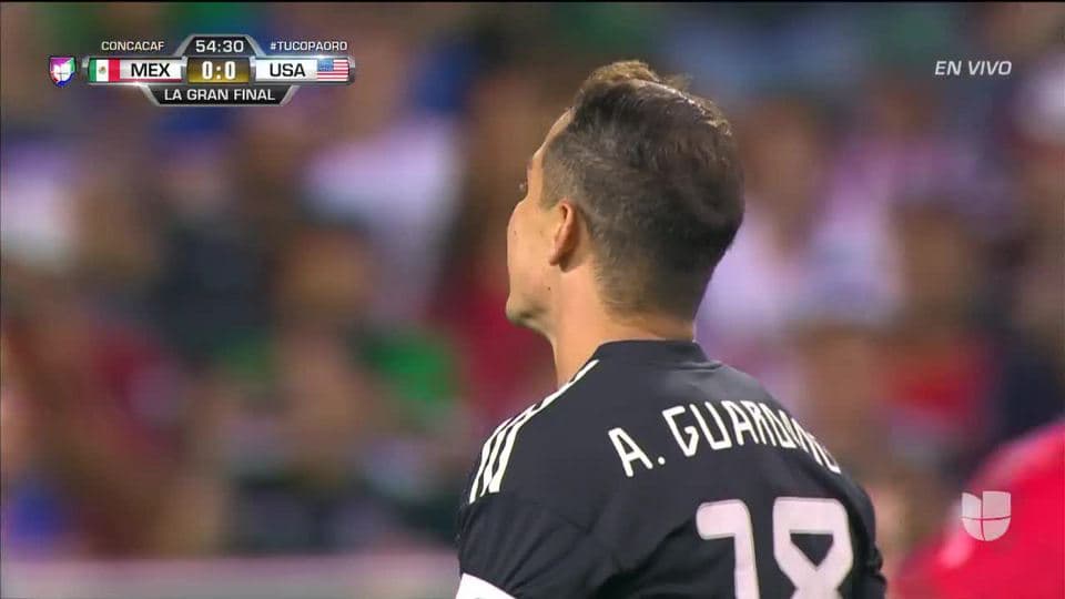 Tiro desviado de Andrés Guardado