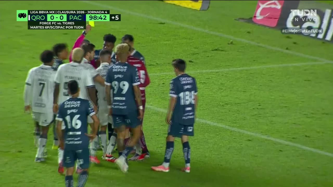 ¡Pierde la cabeza y se va expulsado! Carlos Moreno agrede a Lucas Abascia