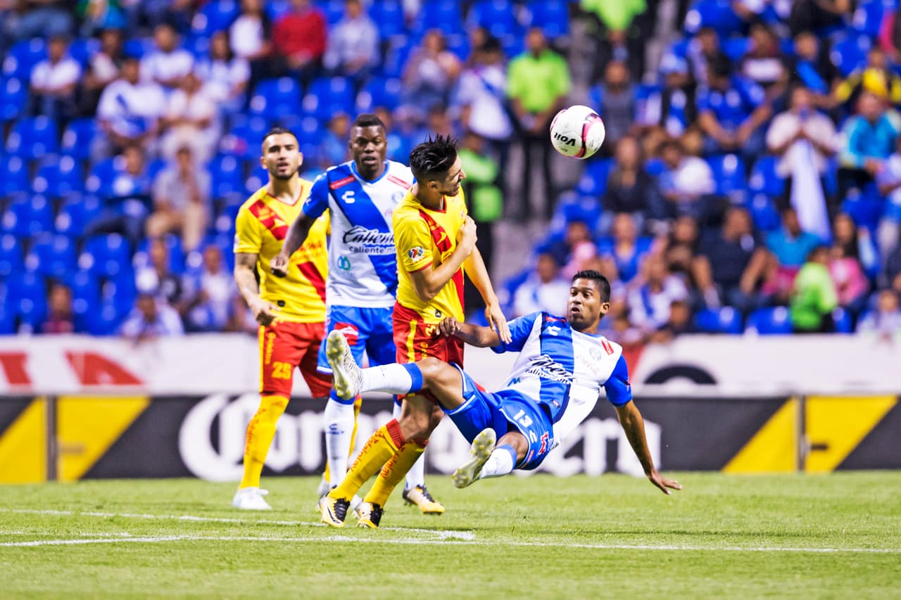 Muchas faltas, muchas jugadas ríspidas y muchas llegadas por parte de ambos equipos fue la tónica de los primeros 45 minutos.