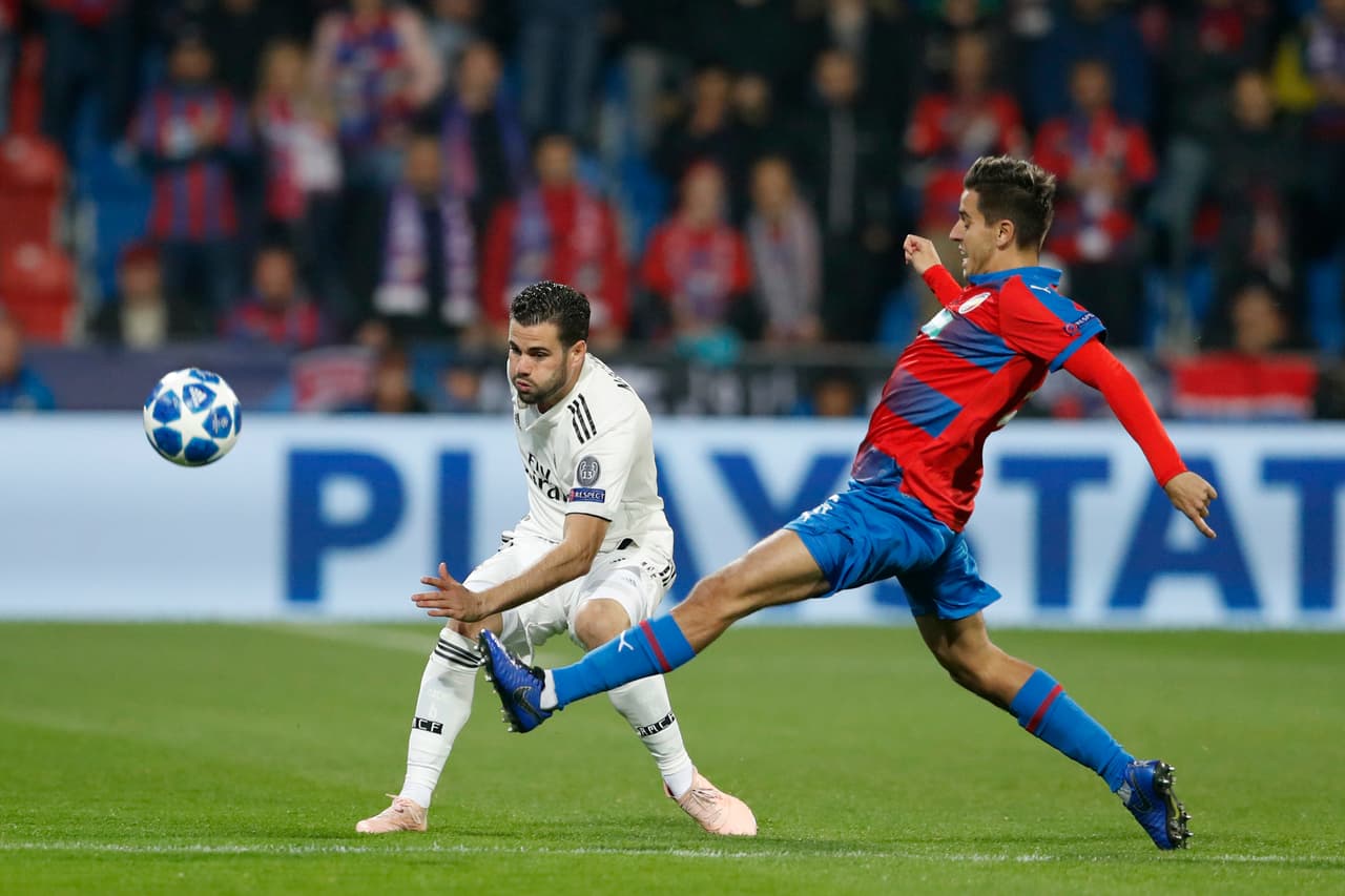 Sin embargo, era el Plzen el que más peligro llevaba al arco rival en los primeros 15 minutos. De hecho, hubo un palo tras una buena jugada gracias a un rebote en Nacho. Se salvaban los merengues.