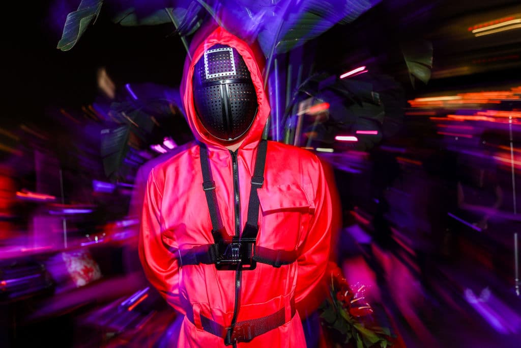 La serie trata de un grupo de personas que necesitan tanto el dinero que aceptan a participar en una serie de juegos que si pierden son mortales.
<br>