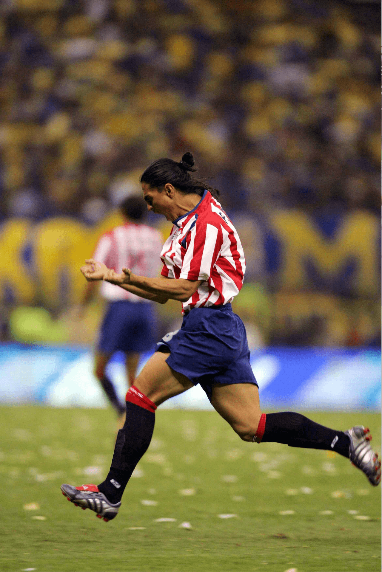 El América lleva 71 victorias y 244 goles y han empatado 65 veces, mientras que las Chivas de Guadalajara han tenido 63 victorias, sumando 246 goles.