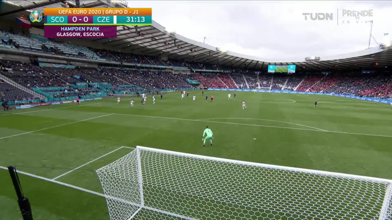 ¡TIRO ATAJADO! disparo por Andrew Robertson.