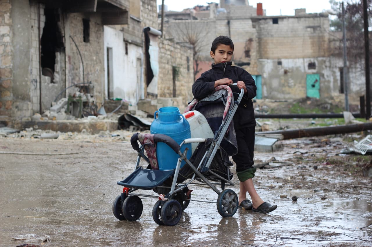 Hasan, de 10 años, recoge agua para su familia en un barrio de Alepo, Siria. "Me gusta jugar con mis amigos cuando recolectamos agua", dice. Hace un par de meses, metralla alcanzó su cuello. La lesión afectó el movimiento de la parte derecha de su cuerpo.
