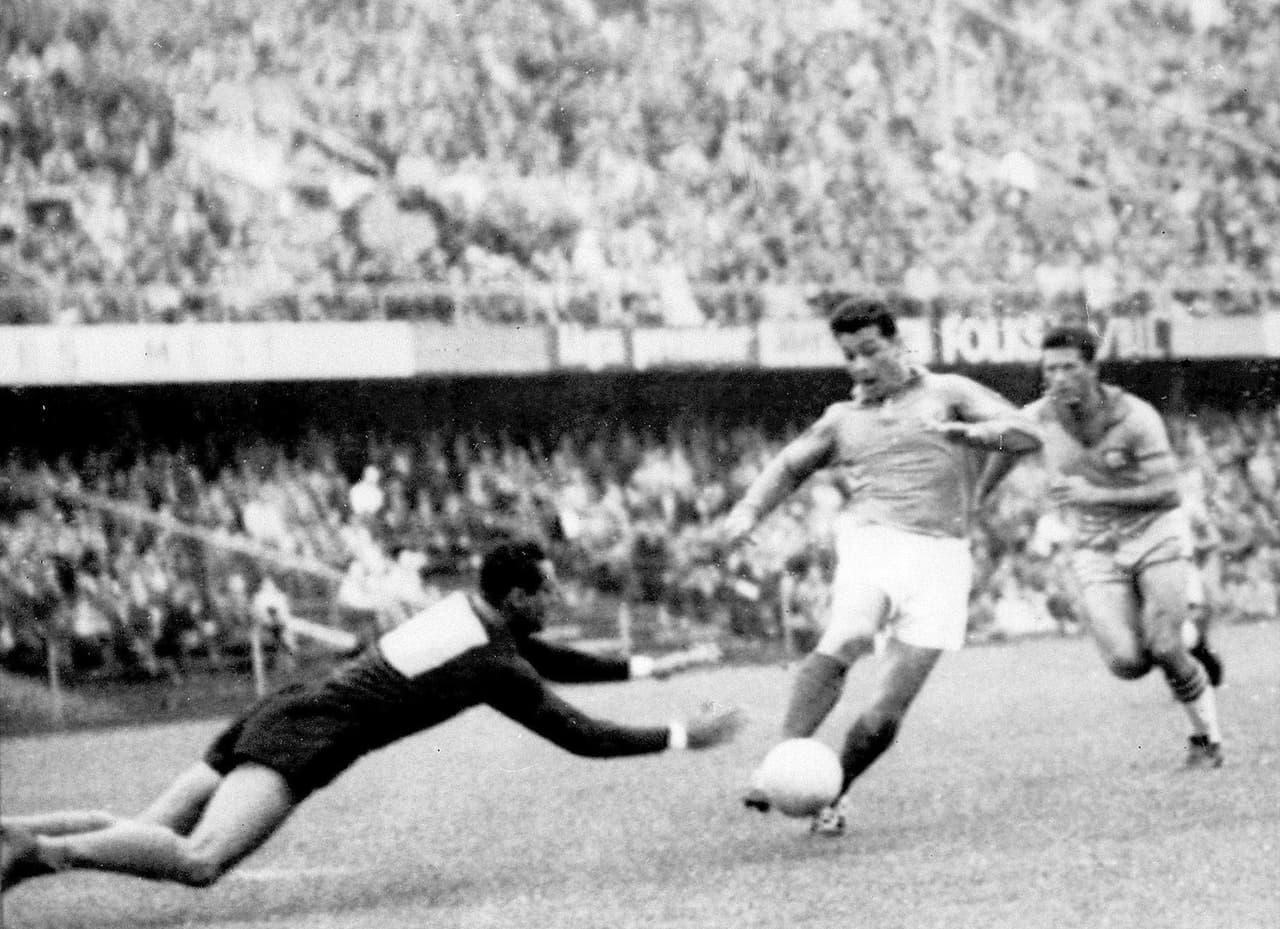 El 8 de junio de 1958, Francia se impuso 7-3 contra Paraguay en el partido inaugural con más goles anotados y con el goleador Just Fontaine (centro) como protagonista.