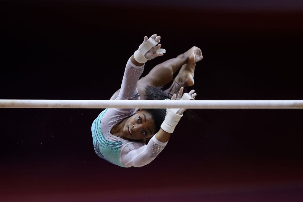 La estadounidense Simone Biles se convirtió en la primera gimnasta de la historia que consigue cuatro medallas de oro mundiales en concurso general al imponerse en Doha con una puntuación de 57.491.