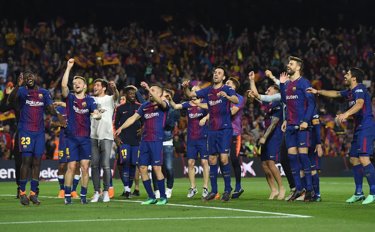 Luego del partido y un empate complicado contra un rival difícil y tradicional, llegó la celebración de los jugadores con su hinchada.