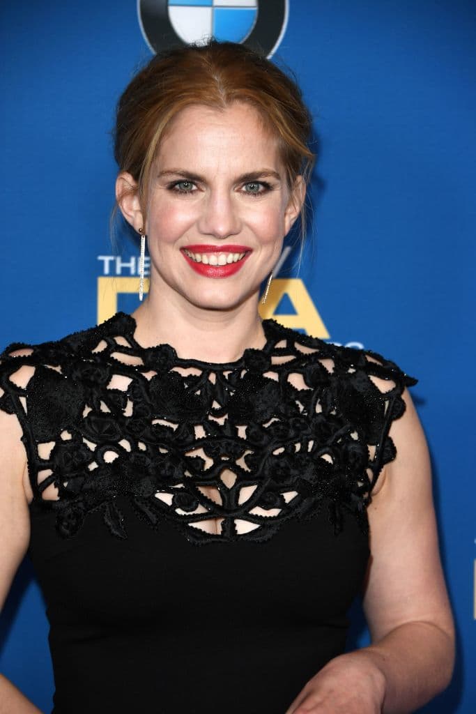 Cuenta la historia de una falsa heredera alemana que estafó a los ricos y poderosos de Nueva York.