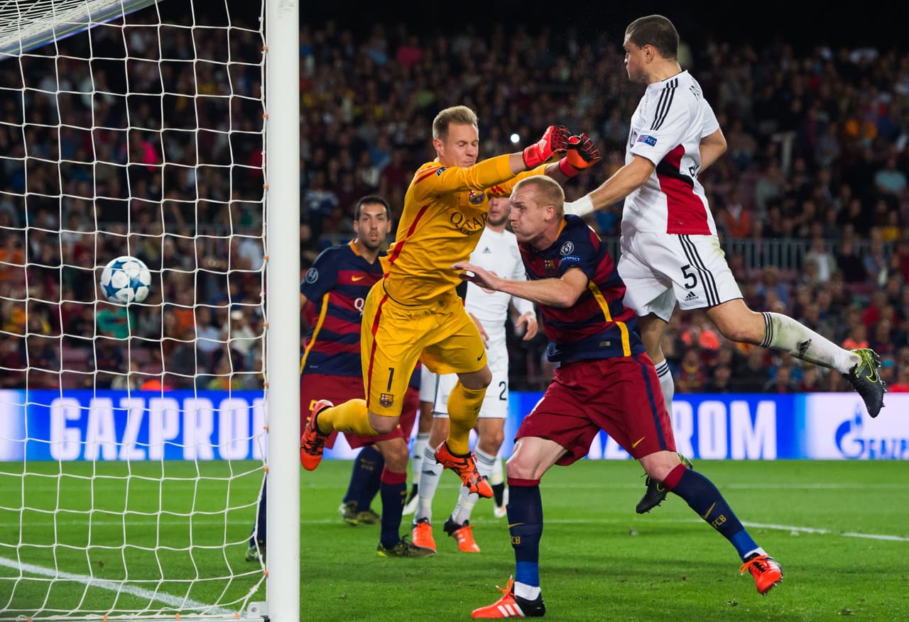 En España, el Barcelona se impuso 2-1 al Bayer Leverkusen del Chicharito quien se perdió un gol cantado y salió de cambio al 55'. Los goles del encuentro fueron de Papadopoulos, Sergi Roberto y golazo de Luis Suárez para la victoria culé.