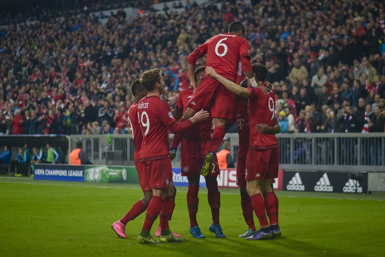 En Alemania, el Bayern Munich destrozó 5 a 0 al Dinamo Zagreb de Croacia con otros tres goles de Robert Lewandowski además de los goles de Douglas Costa y Mario Götze para la goleada bávara en el Allianz Arena.