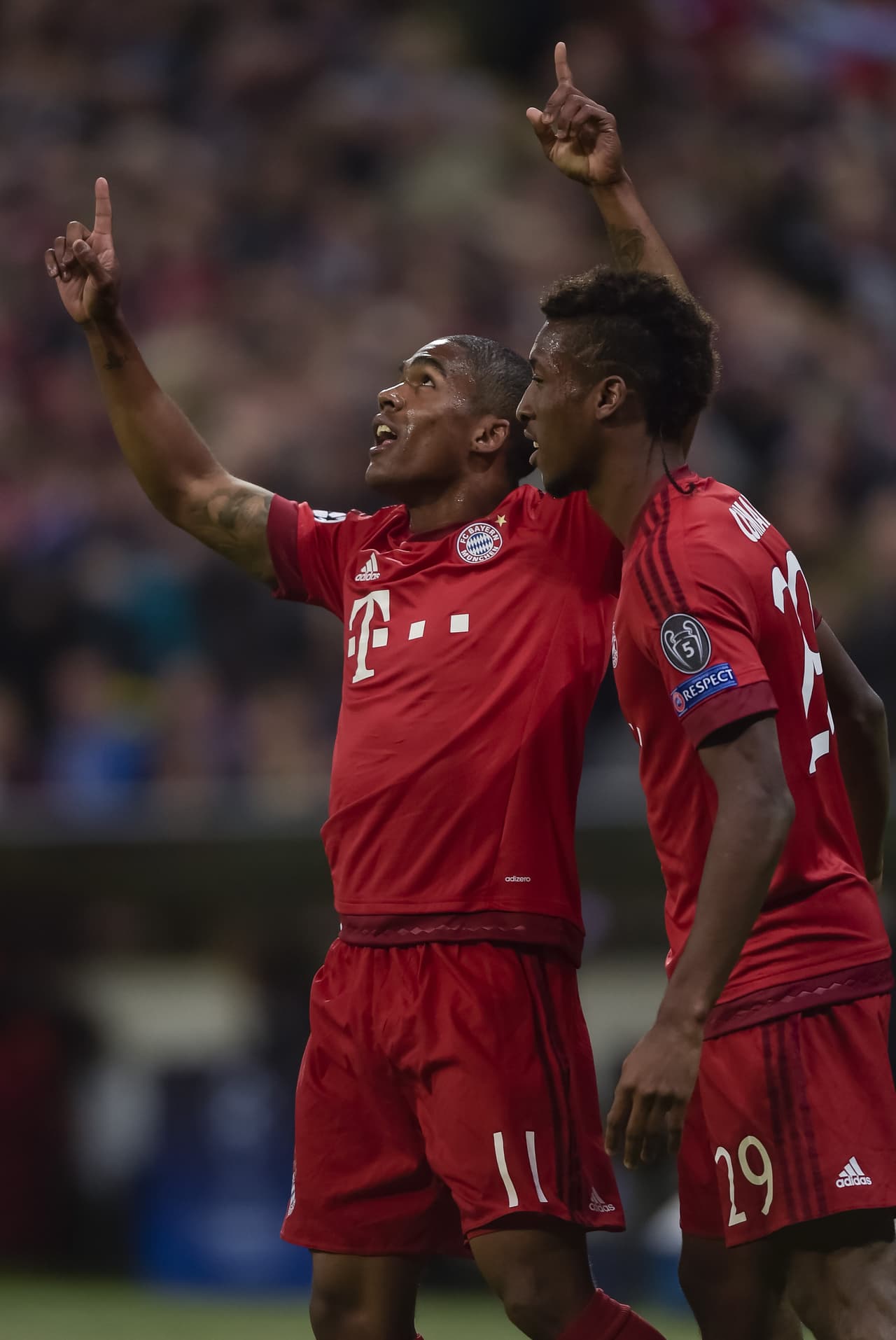 En Alemania, el Bayern Munich destrozó 5 a 0 al Dinamo Zagreb de Croacia con otros tres goles de Robert Lewandowski además de los goles de Douglas Costa y Mario Götze para la goleada bávara en el Allianz Arena.